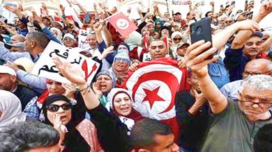  تونسيون يشاركون في احتجاج على سياسات الرئيس قيس سعيد في تونس العاصمة يوم الأحد. 